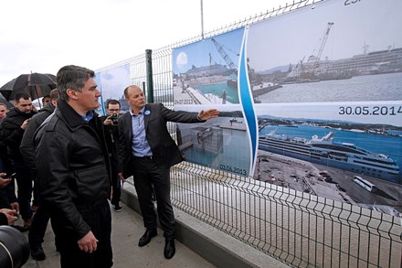 Šibenik, 24.2.2015 - Predsjednik Vlade Zoran Milanović i ministar pomorstva, prometa i infrastrukture Siniša Hajdaš Dončić posjetili su Šibensko-kninsku županiju. Obišli su završeni projekt izgradnje i proširenja Gata Vrulje. Na fotografiji Zoran Mil